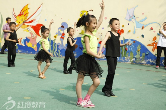 山西運城東鎮紅纓貝貝幼兒園舉辦六一親子運動會