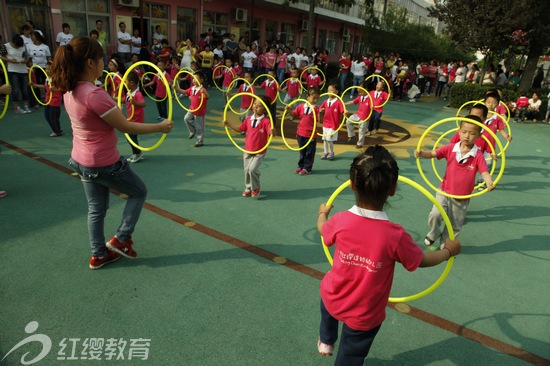 山西運城東鎮紅纓貝貝幼兒園舉辦六一親子運動會