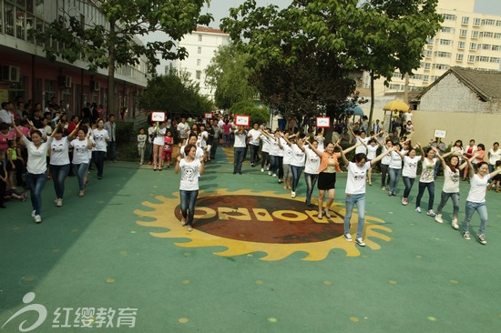 山西運城東鎮紅纓貝貝幼兒園舉辦六一親子運動會