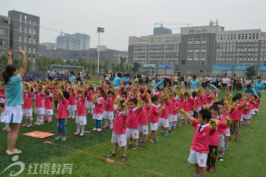 行慶“四川宜賓紅纓興樂幼兒園舉六一”陽光體育大型親子活動