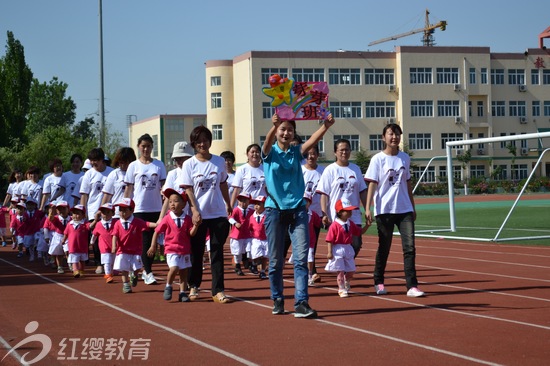 山東青島紅纓藝星幼兒園舉辦慶“六一”大型親子運動會