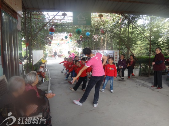 陜西華縣紅纓苗苗幼兒園開展重陽節關愛老人活動