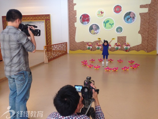 福建晉江電視臺《彩虹橋》欄目組蒞臨青陽紅纓幼兒園現場錄制