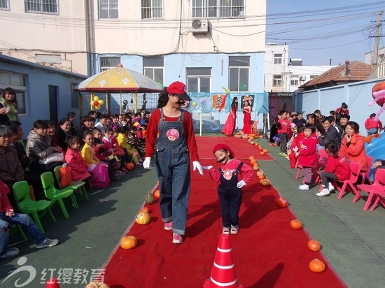 　山東青島紅纓藝星幼兒園舉辦“萬圣節”紅毯走秀親子活動