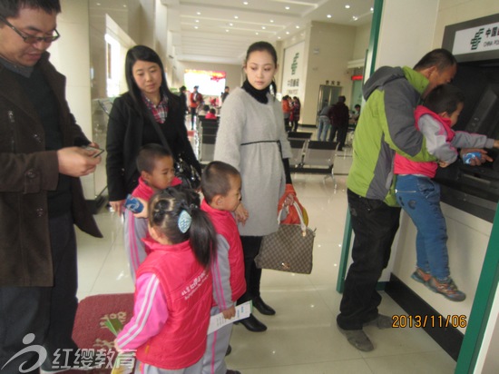 山西呂梁紅纓英華雙語幼兒園舉辦親子體驗郵政活動