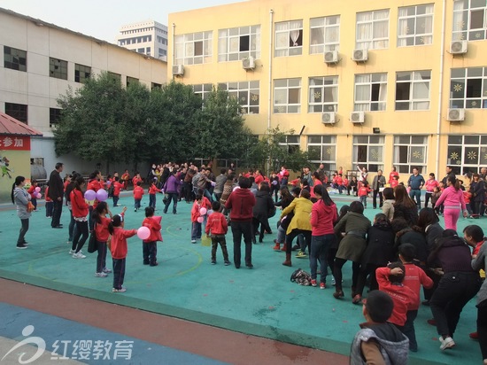 河南沁陽紅纓大山聯盟幼兒園舉辦秋季親子運動會