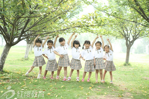 湖北孝感紅纓北辰幼兒園組織畢業(yè)班幼兒到大學活動