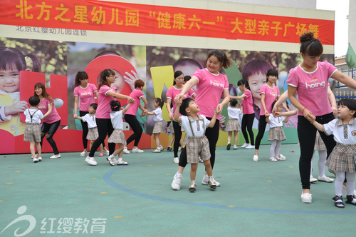 河北承德紅纓寬城幼兒園舉辦大型親子廣場舞活動 