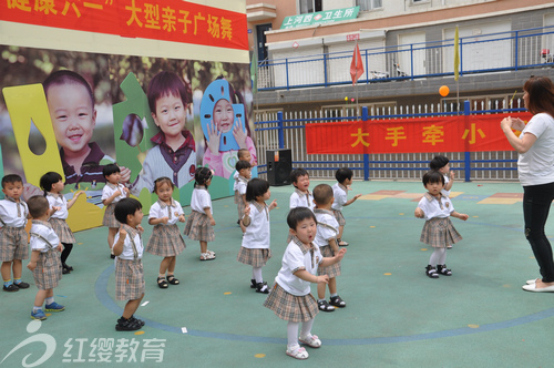 河北承德紅纓寬城幼兒園舉辦大型親子廣場舞活動 