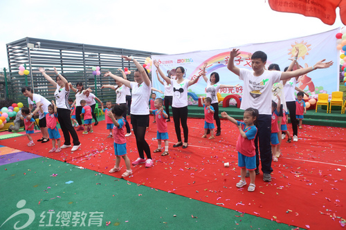 江西贛州尋烏紅纓商業中心幼兒園舉辦迎六一親子文藝匯演