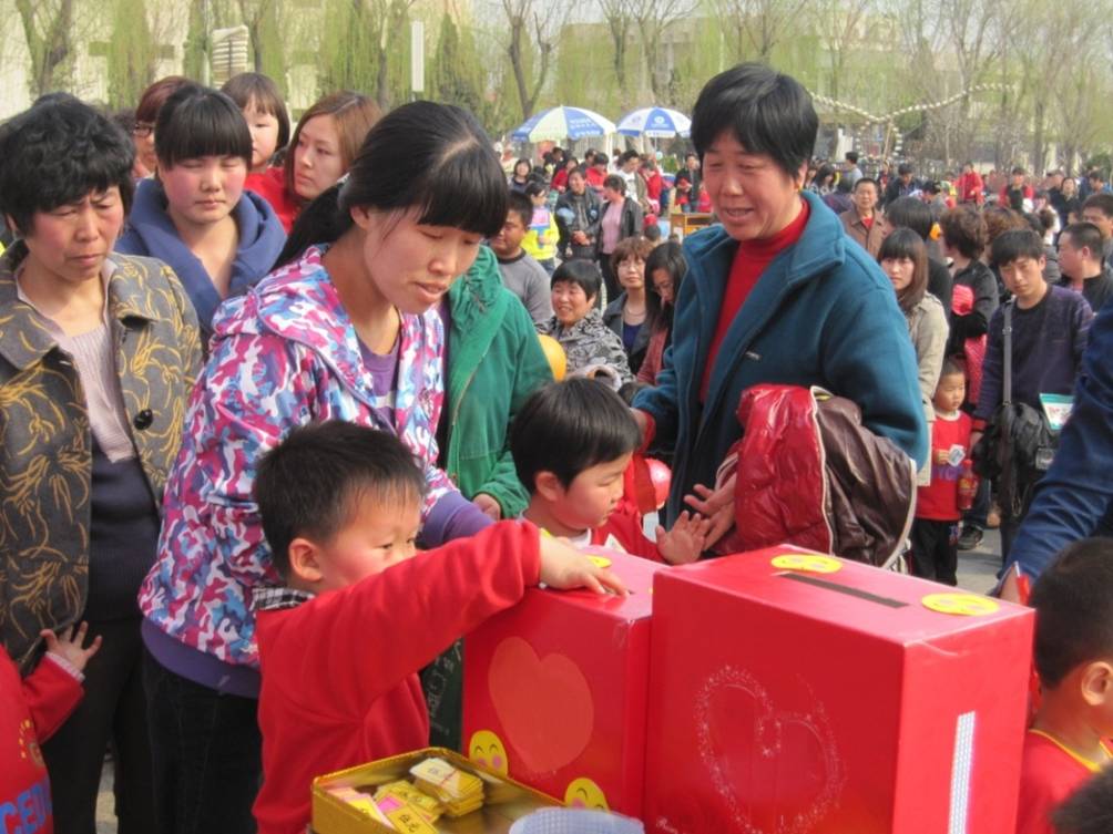 助學(xué)桑梓，愛心義賣育英才雙語幼兒園感恩賣